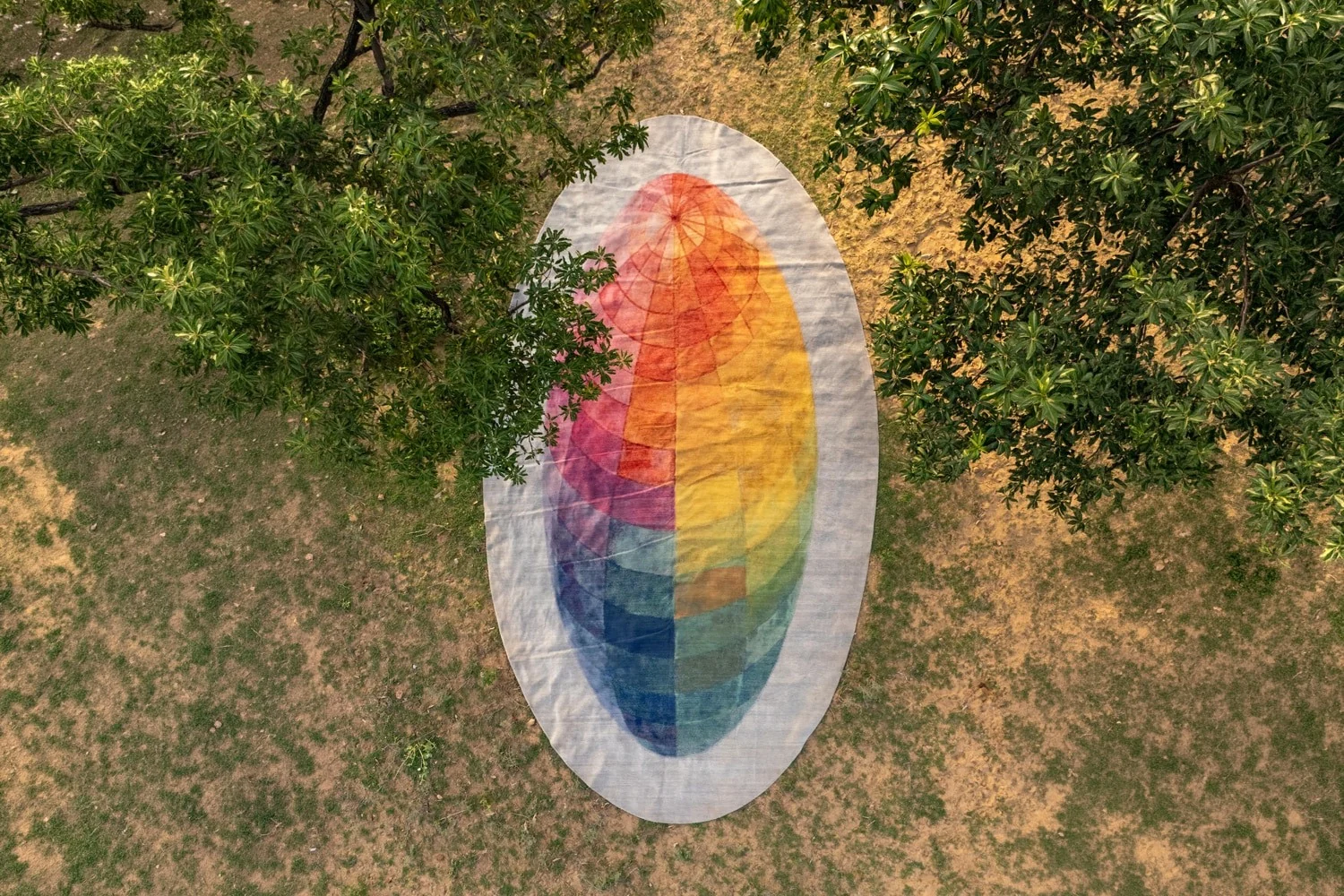 The Rainbow of Forms Carpet Ес Девлін — приклад практики художниці з її профілю Homo Faber, а не знімок експозиції 2026 року.