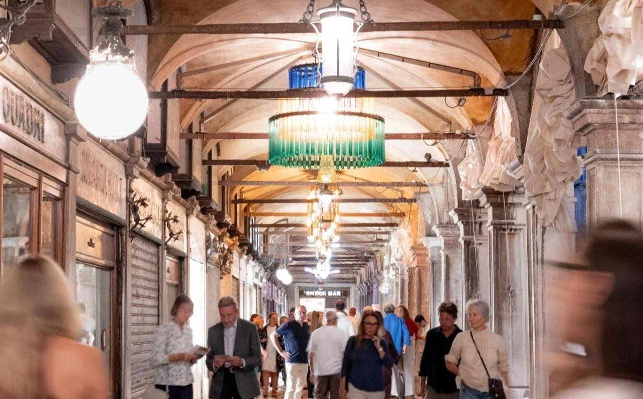 Скляні світильники Murano Illumina il Mondo 2026 у міському просторі